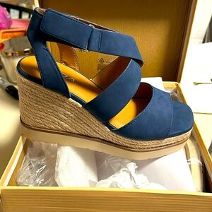 Churro-s Sandler by soda  size 7 navy nwt
